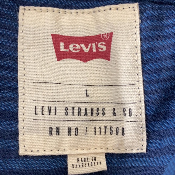 Levi’s Button Up - Picture 6 of 6
